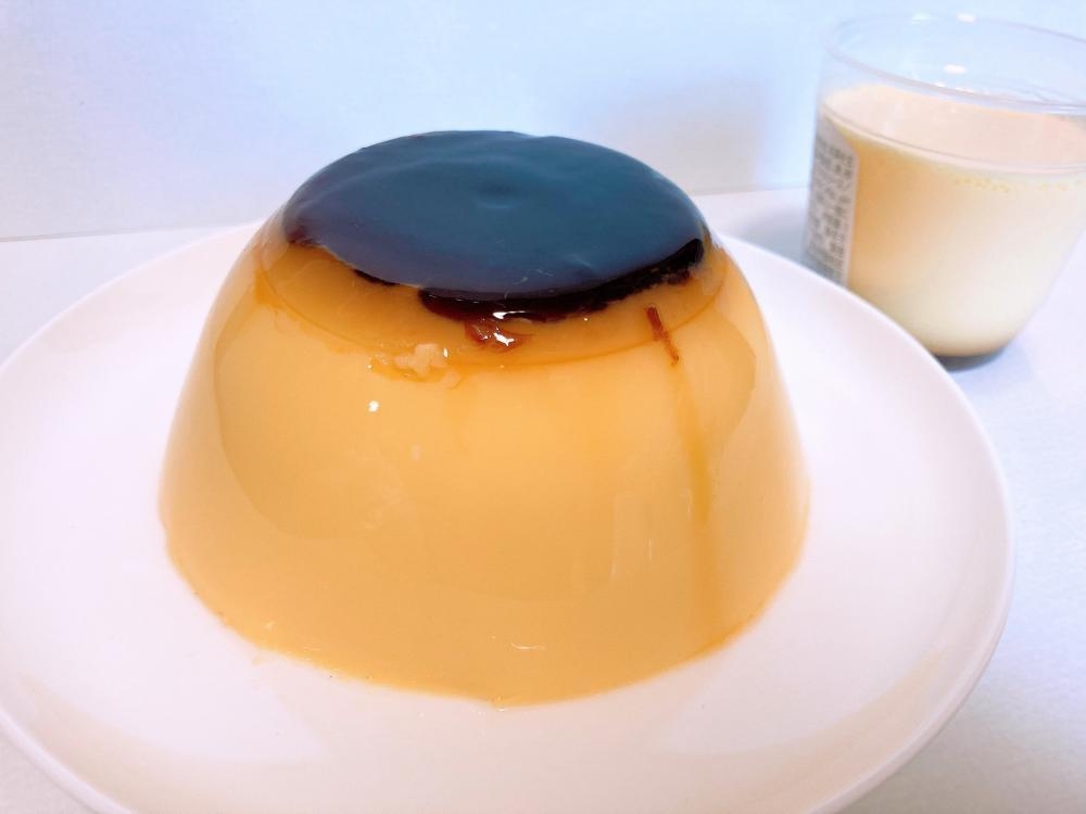 「サイズ感バグってる」SNSで話題！ファミマのビッグプリン「茶碗」並みのデカさだった。