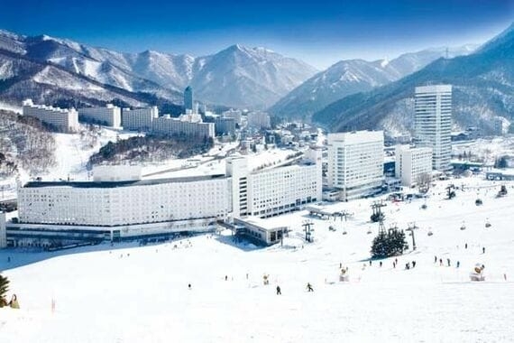外国人客激減の北海道ニセコで高級ホテルが続々オープン…土地を買い占めた人物は？