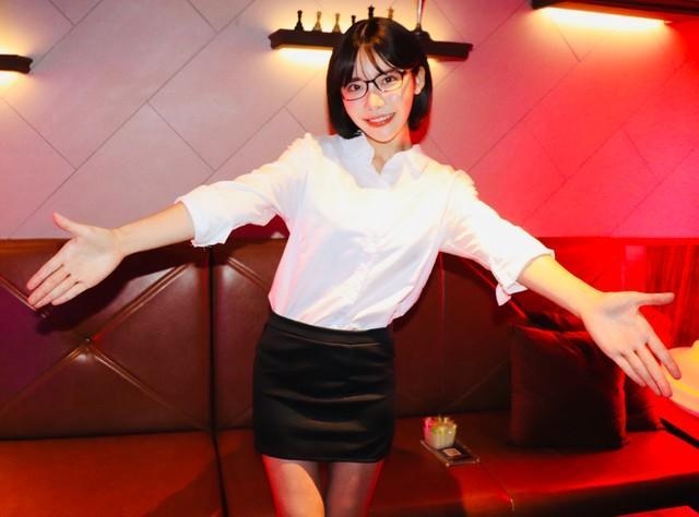 セクシー女優・深田えいみとハグ→「5年付き合った女性」にフラれる…夫婦の場合、離婚されても仕方ない?