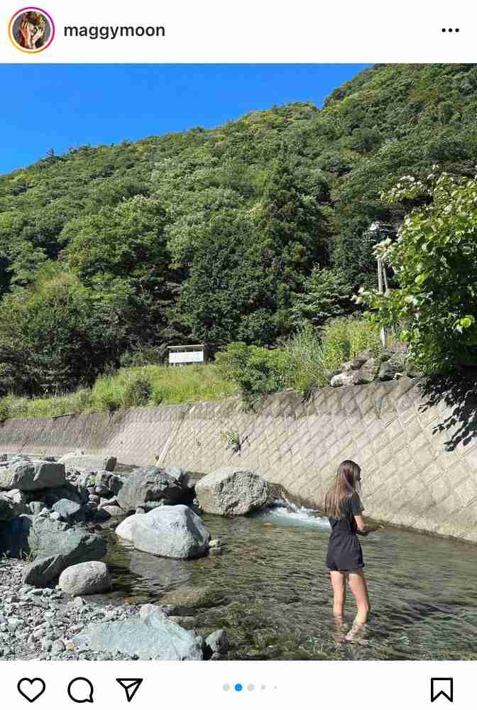 マギー 川辺で涼むサングラス姿に「美しいな」「素敵な川」「気持ちよさそう」「爽やかで似合ってる」の声
