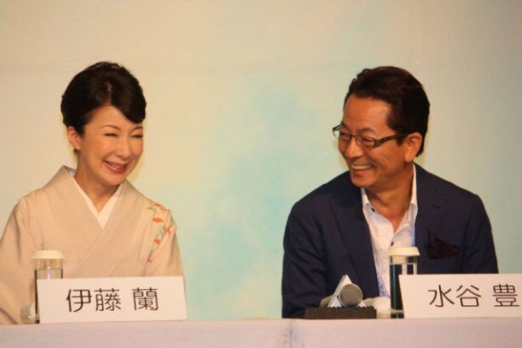 水谷豊夫妻、会見でラブラブ。伊藤蘭は「水谷豊さんのおかげ」と感謝！｜最新の映画ニュースならMOVIE WALKER PRESS
