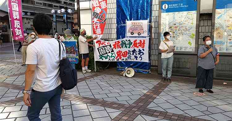 安倍元首相国葬に「反対」　横浜駅前で元教員らが街宣活動  | カナロコ by 神奈川新聞