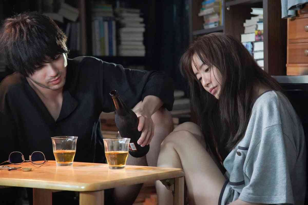 山田裕貴×松本まりか、いびつな「半同居」生活が変化していく　映画『夜、鳥たちが啼く』予告編  | ORICON NEWS