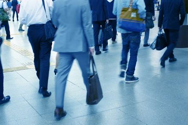 女性にわざわざぶつかりに行く新宿駅「タックル男」の哀れさ　被害に遭ったら反撃ではなく自分の身を守ること考えて (2018年5月29日) - エキサイトニュース