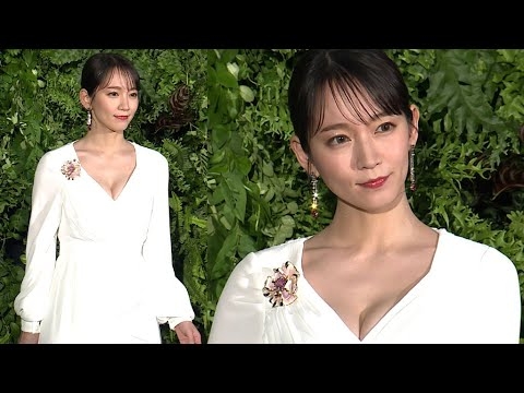 吉岡里帆、胸元開いた白ドレス姿で魅了　ティファニー「ブルー ブック 2022：ボタニカ」フォトコール - YouTube