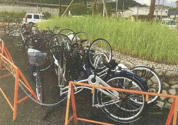 放置自転車、町長が逆さまに　撤去時に自ら　住民不審がり通報も