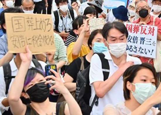 若年層は国葬に賛成、安倍政権下の経済回復や就職率改善を評価