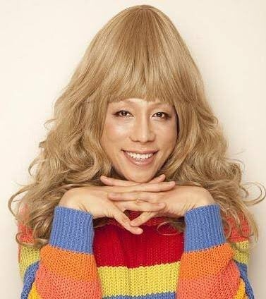 KABA.ちゃん、金髪ロング＆メイクの53歳最新ショット公開！美人化が話題