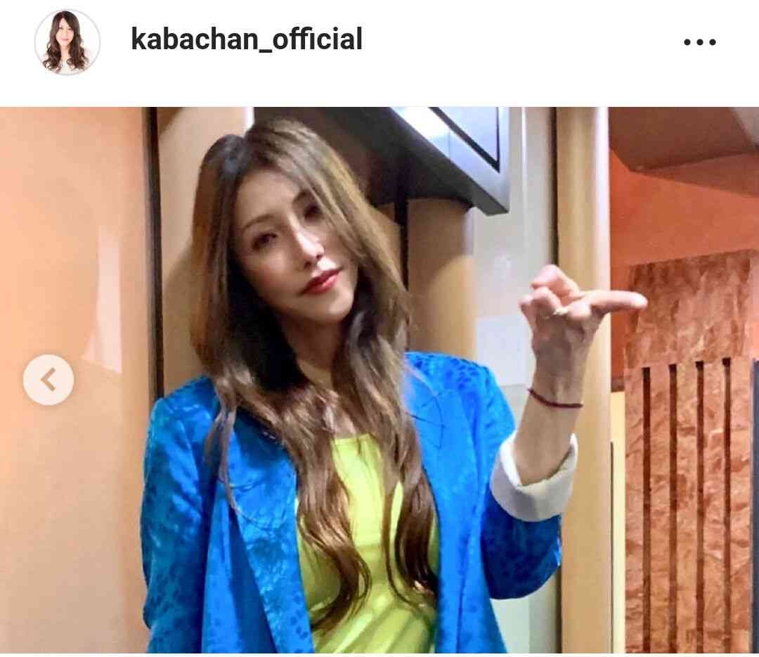 KABA.ちゃん、金髪ロング＆メイクの53歳最新ショット公開！美人化が話題