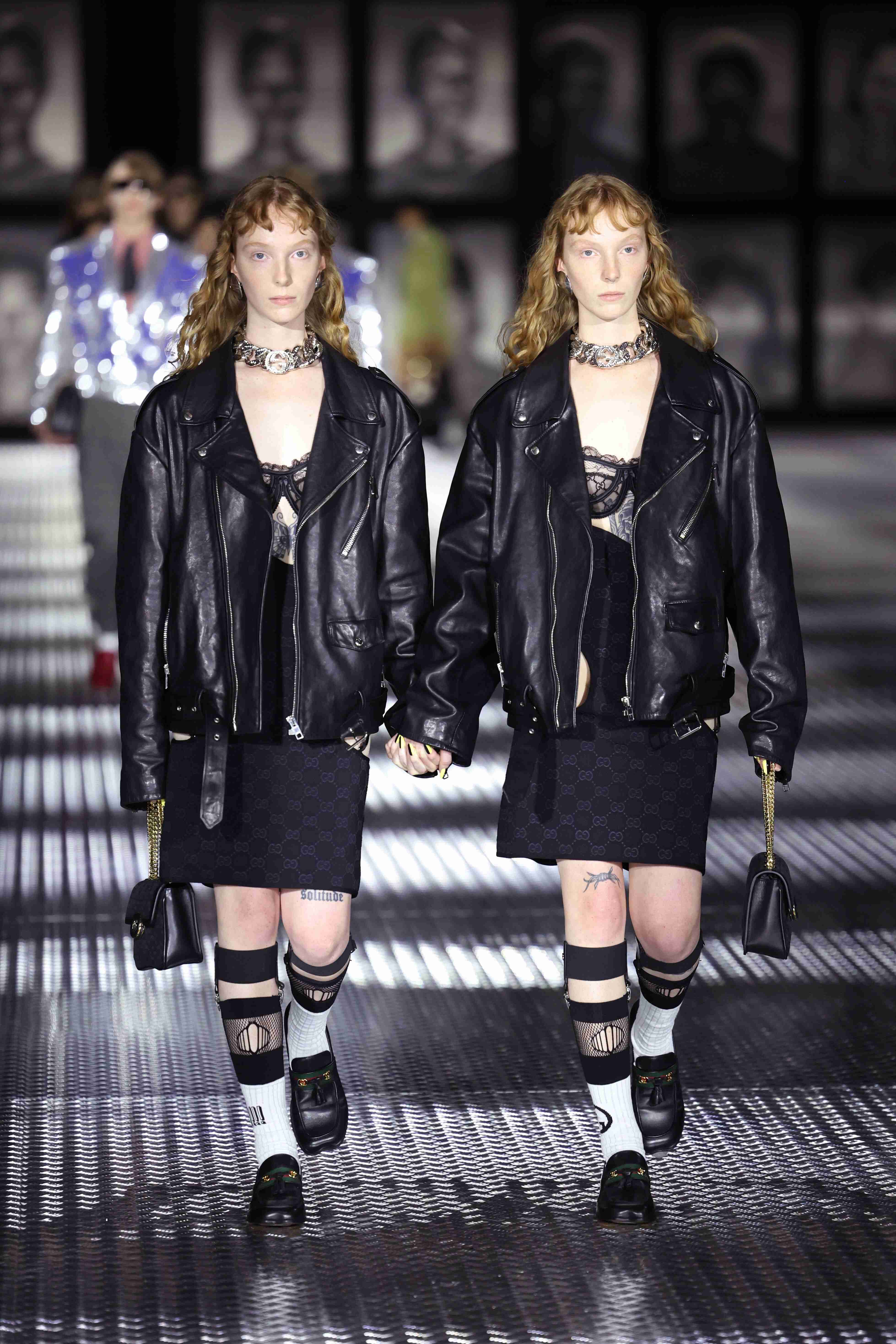 68組の双子モデルに衝撃走る。GUCCIのランウェイで手を繋いで歩く。