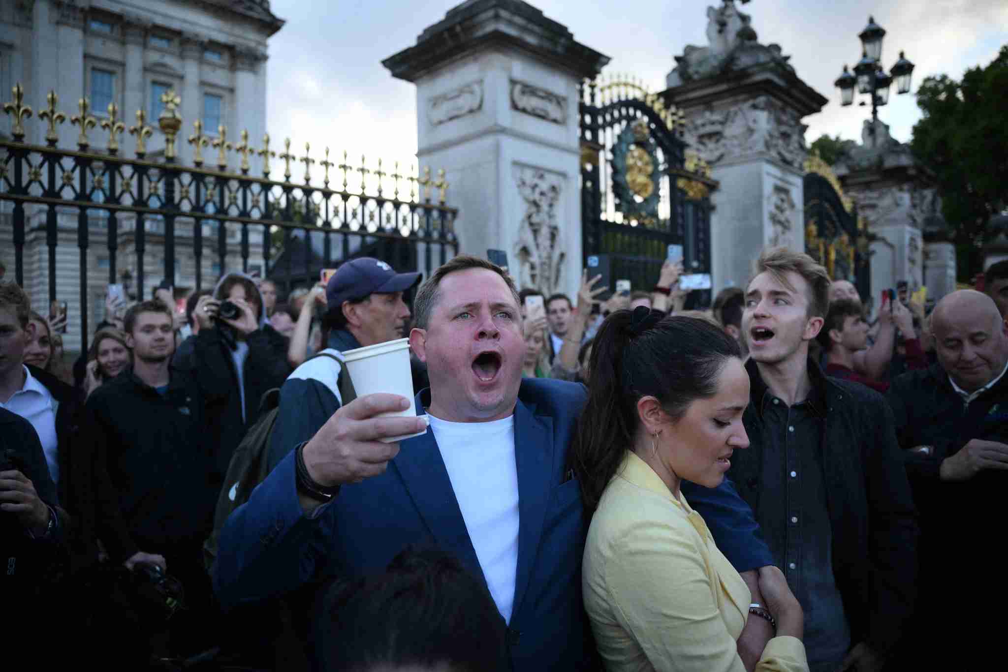 英市民、涙の国歌合唱 女王死去で悲しみ広がる（ＡＦＰ＝時事） - Yahoo!ニュース