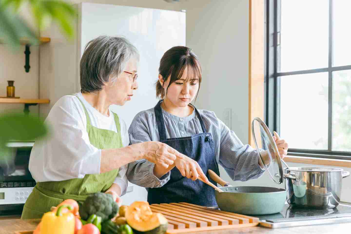 義母と「仲良し」or「仲良しではない」多数派はどっち?そこから見える令和時代の嫁姑関係とは