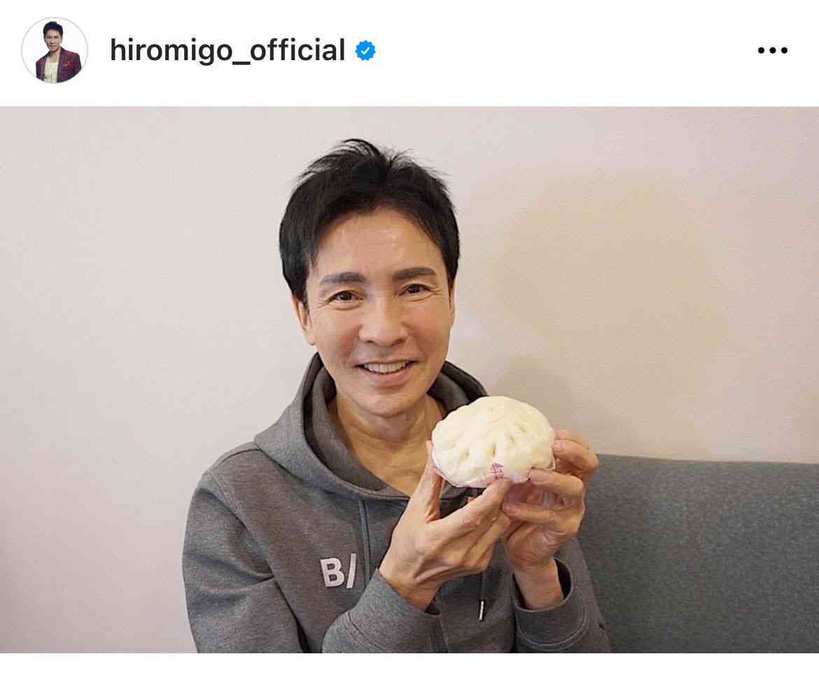 郷ひろみ、お口アーン！大好物の肉まんにかぶりつくショットに「お顔が可愛い」「食べてみたい」の声