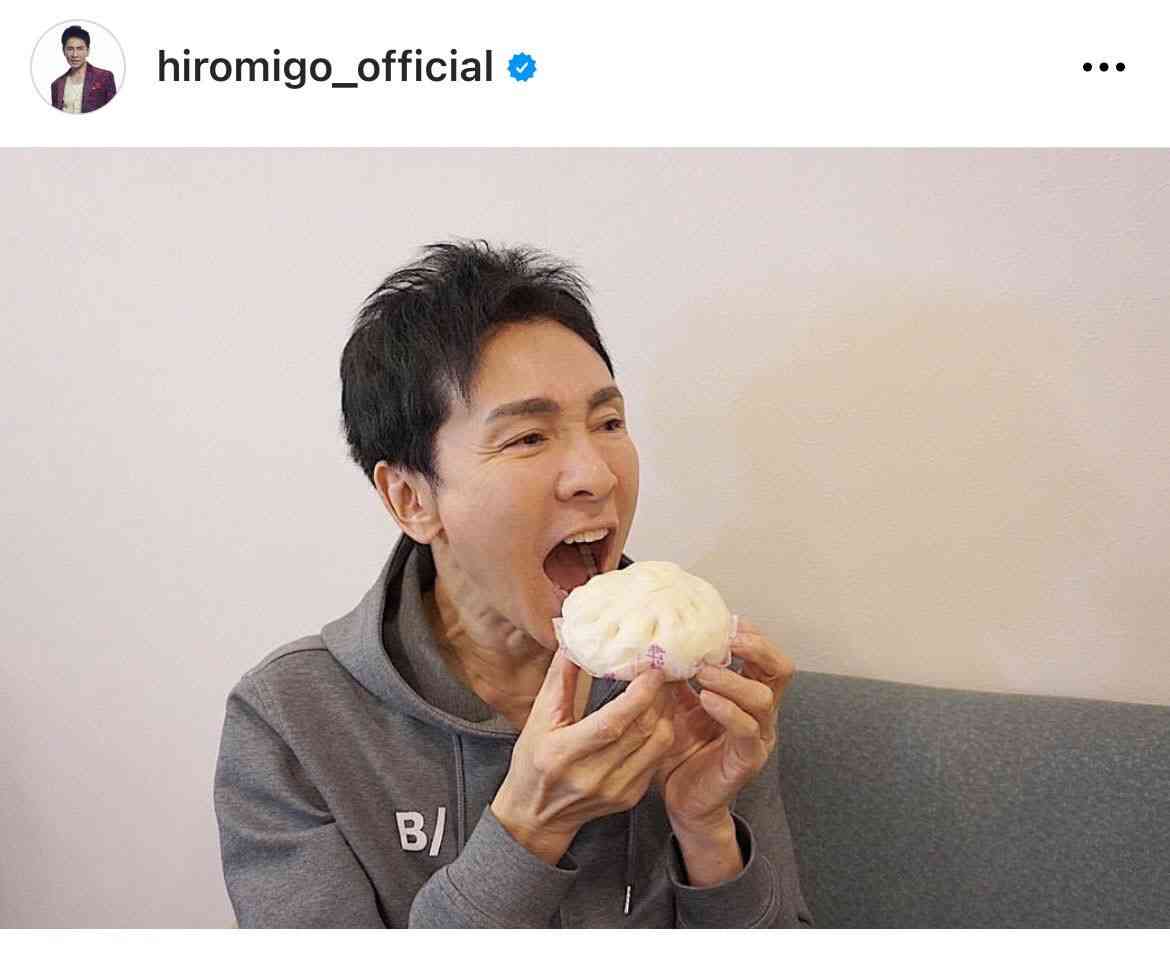 郷ひろみ、お口アーン！大好物の肉まんにかぶりつくショットに「お顔が可愛い」「食べてみたい」の声