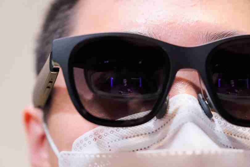 最強のごろ寝エンタメは、メガネ型ディスプレイかもしれない。ARグラス｢Nreal Air｣が気に入りました | ギズモード・ジャパン