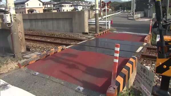 【危険】「イライラして…」28歳女が線路に“置き自転車”そこに電車が…放置から衝突までの一部始終が防犯カメラに｜FNNプライムオンライン