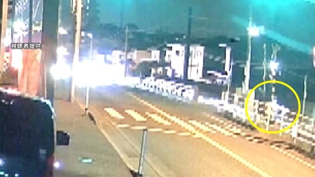 【危険】「イライラして…」28歳女が線路に“置き自転車”そこに電車が…放置から衝突までの一部始終が防犯カメラに 