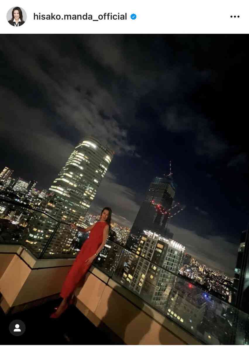 ６４歳・萬田久子、ここはＮＹ！？夜景×真っ赤なドレス姿に「美しい！映える」「かっこよ」の声 : スポーツ報知