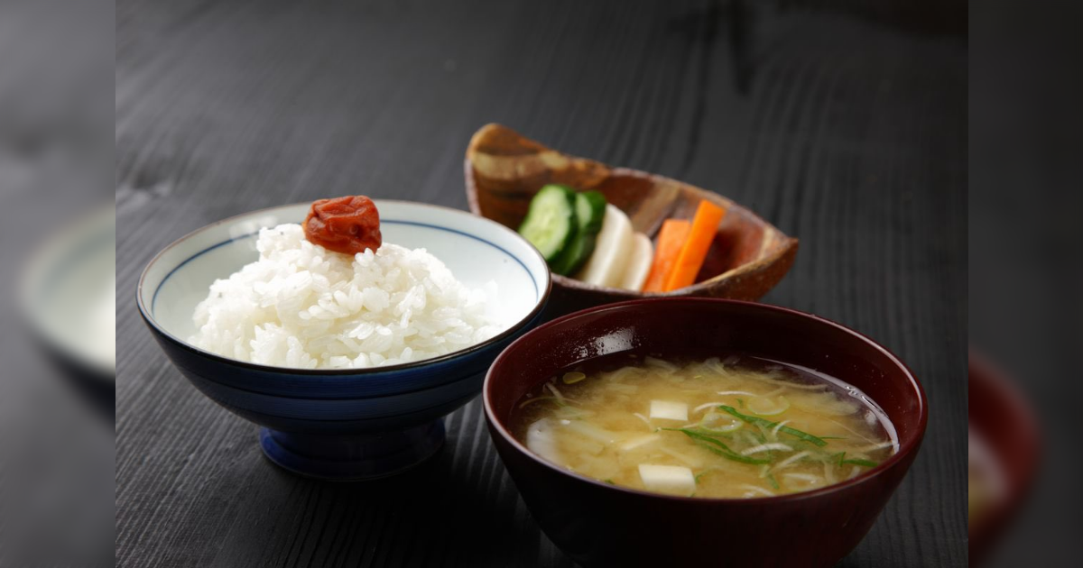 「世間一般がイメージする“質素な食事”」と「リアルな“質素な食事”」の差がエグい「ほんとこれ」「スティックパンが最強」 - Togetter