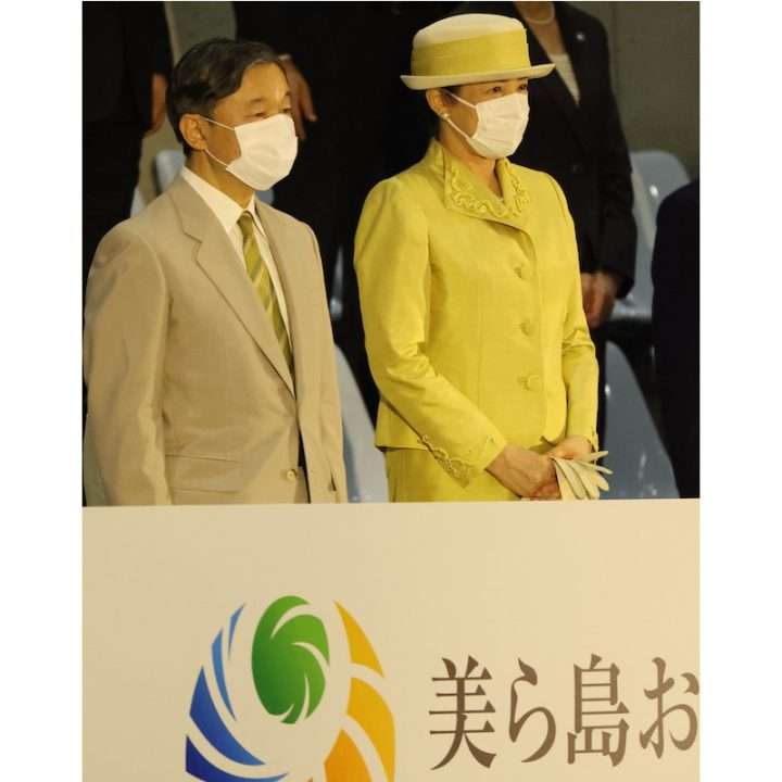 皇后雅子さま、25年ぶりの沖縄ご訪問でも“黄色いスーツ”をセレクト　かりゆしのワンピース姿も（8760 by postseven） - Yahoo!ニュース