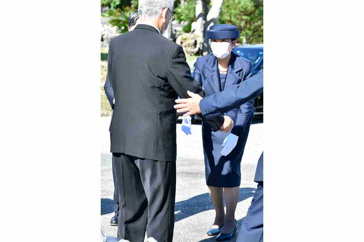 天皇皇后両陛下、25年ぶり沖縄訪問で浮き彫り　ウィズコロナでの「皇室と国民」のもどかしさ｜NEWSポストセブン