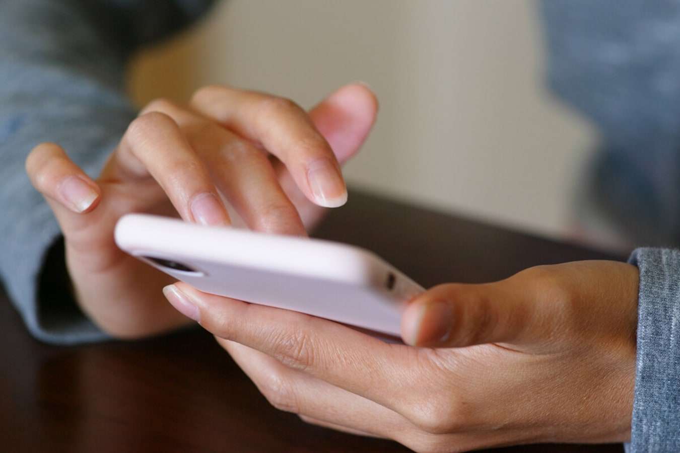 熟年離婚だけじゃない、密かに「熟年不倫」も増えている？70歳になる父のスマホを覗いてみたら