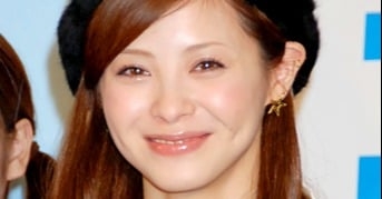 “最強アイドル”松浦亜弥、変わらぬ可愛さと歌声に絶賛の声「鳥肌立たった」「このCMだけで表現力の高さがわかる」  | ORICON NEWS
