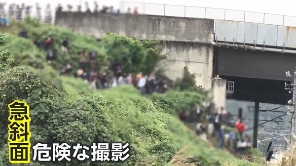【独自】SL目当て“撮り鉄”の危険な撮影　急斜面に三脚、ロープ放置、あふれかえる路上駐車…近隣住民が困惑｜FNNプライムオンライン