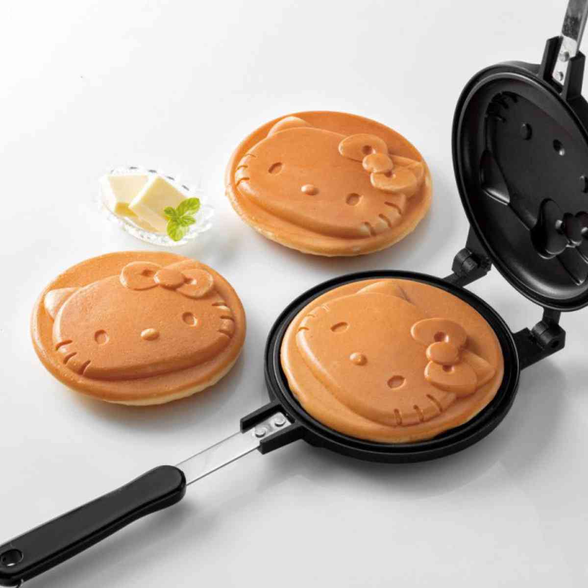 “ちいかわの顔”家で焼き放題、パンケーキメーカー発売