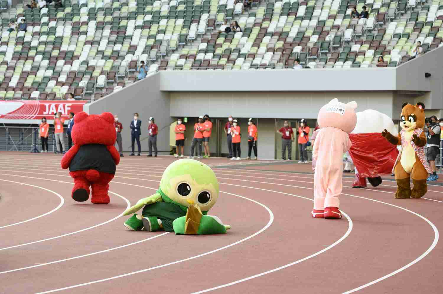 ゆるキャラ25体が国立競技場でリレー競走！「コロナ禍で活躍の場がない…」ゆるキャラたちが参戦した“絶対負けられない戦い”