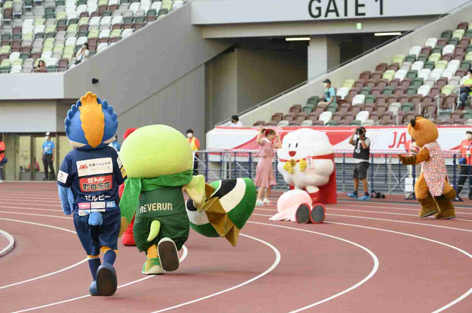 ゆるキャラ25体が国立競技場でリレー競走！「コロナ禍で活躍の場がない…」ゆるキャラたちが参戦した“絶対負けられない戦い”