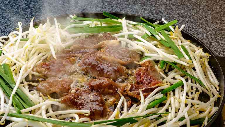 長沼のジンギスカンを食べ比べ！人気3店舗の味が一堂に集まる「ながぬま温泉」｜Domingo