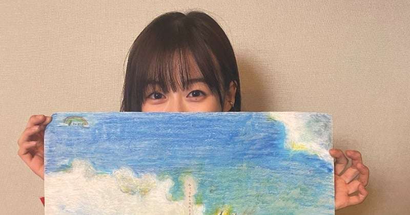 森七菜、自ら描いた芸術的な“空の絵”公開　『天気の子』地上波放送を前に新聞広告企画で  | ORICON NEWS