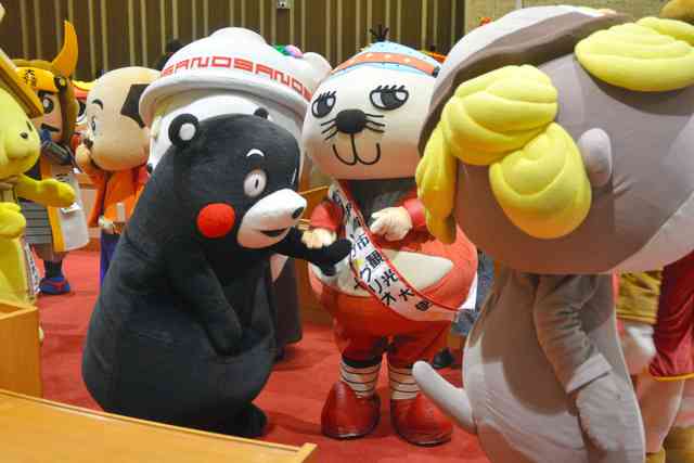 「彦根はご当地キャラの聖地」可決 くまモン議員、議長はひこにゃん