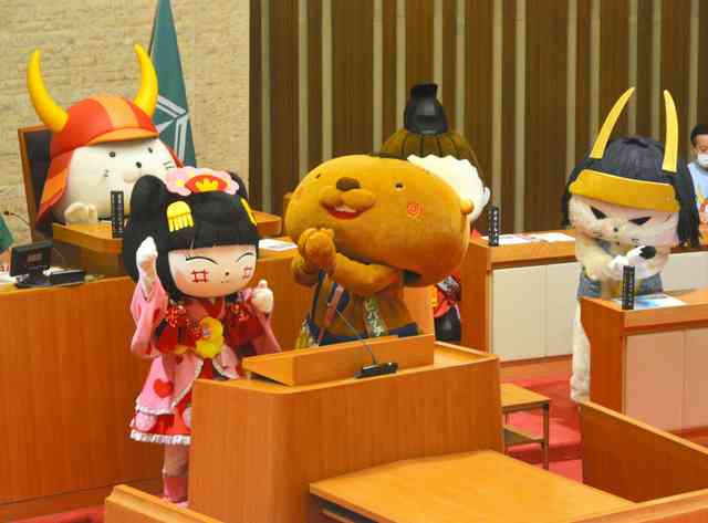 「彦根はご当地キャラの聖地」可決 くまモン議員、議長はひこにゃん
