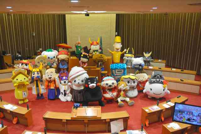 「彦根はご当地キャラの聖地」可決 くまモン議員、議長はひこにゃん
