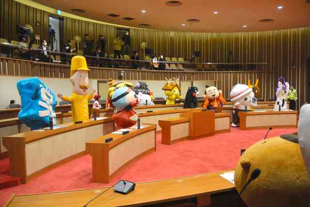 「彦根はご当地キャラの聖地」可決 くまモン議員、議長はひこにゃん