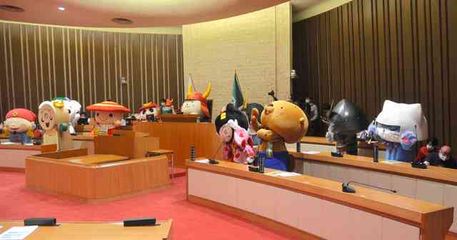 「彦根はご当地キャラの聖地」可決 くまモン議員、議長はひこにゃん
