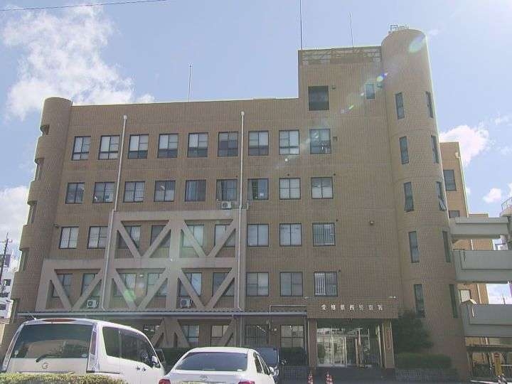 SDカード飲み込み証拠隠滅を…女性のスカートの下に靴に仕込んだカメラ差し入れたか 64歳大学生の男逮捕
