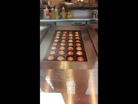 銀だこの半自動タコ焼き器 - YouTube