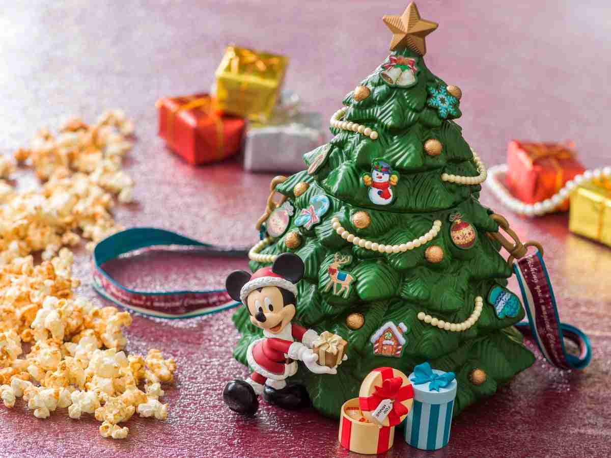 東京ディズニーランド＆シー「ディズニー・クリスマス」グッズ＆フード公開、ツリーのポップコーンバケットなど
