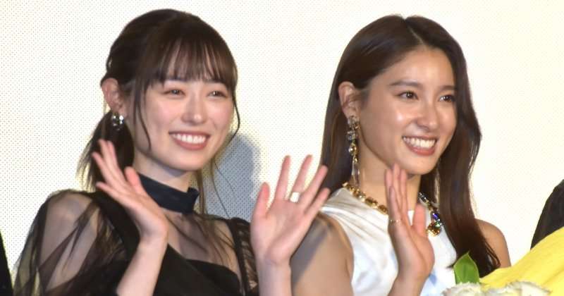土屋太鳳＆福原遥、見つめ合い照れる　工藤阿須加がボヤく「ずっとやってる…」  | ORICON NEWS