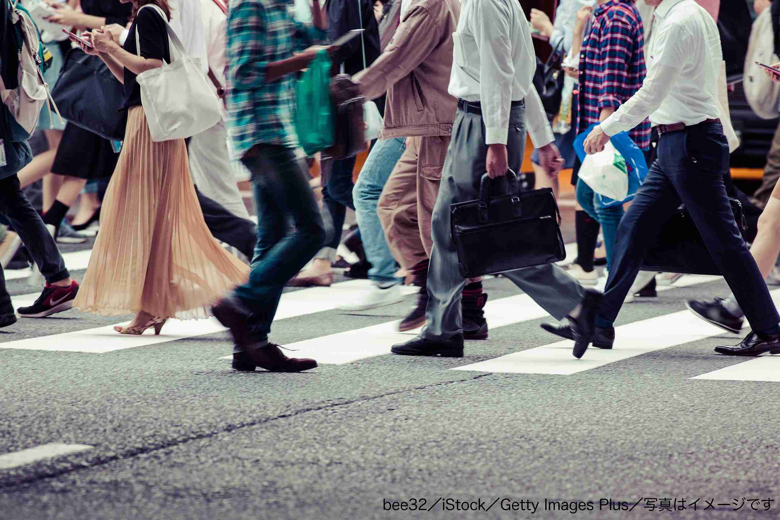 何があるのか気になって仕方がない　約7割の人が街中でやってしまう行動とは – Sirabee