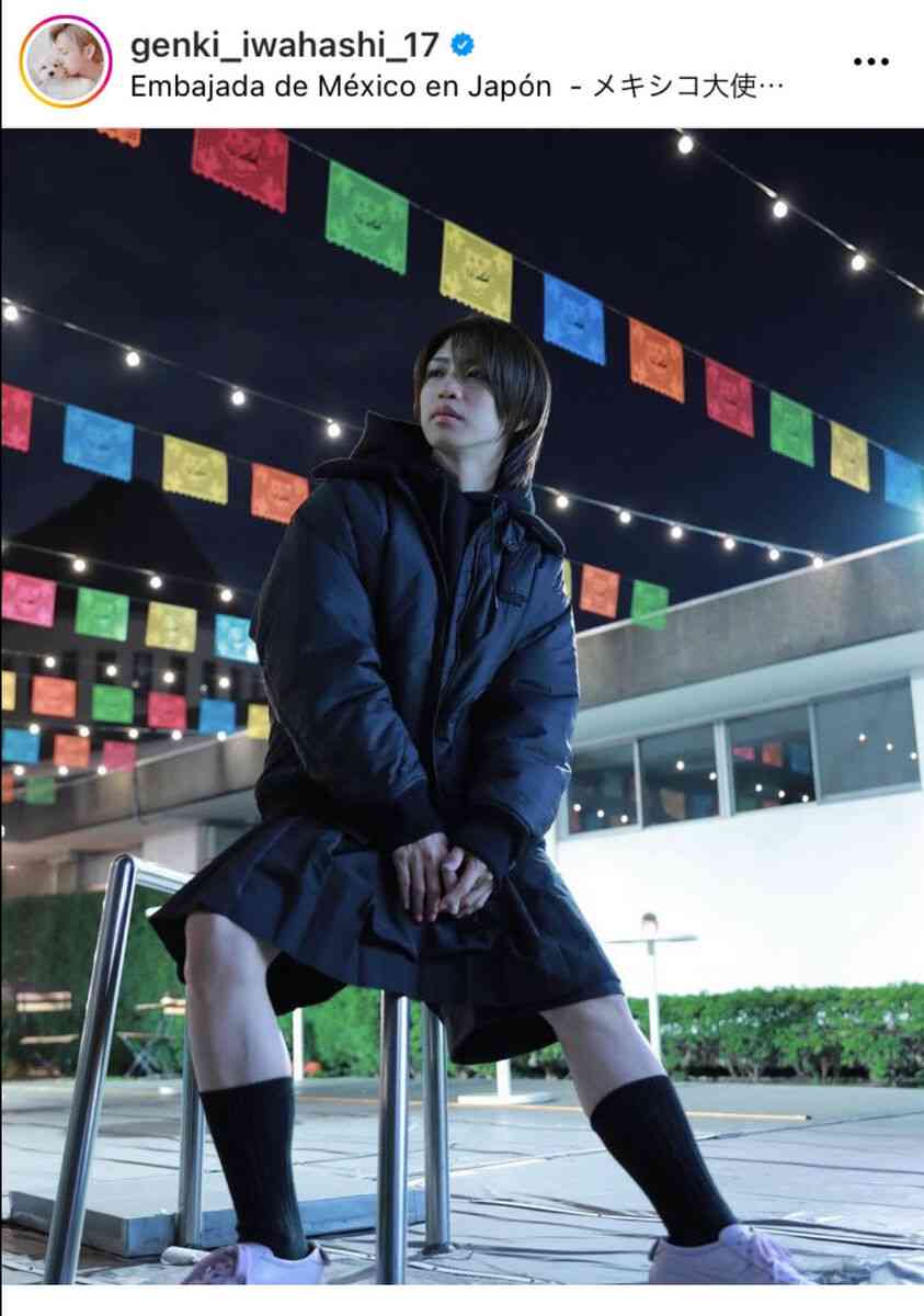 岩橋玄樹、雰囲気激変！上下黒＆ピンクスニーカーの最新ショットが「色んな玄樹くんが見れて幸せ」などの声