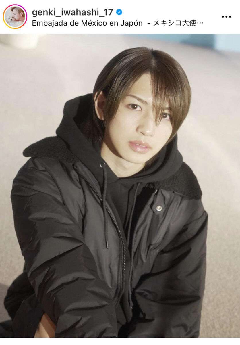 岩橋玄樹、雰囲気激変！上下黒＆ピンクスニーカーの最新ショットが「色んな玄樹くんが見れて幸せ」などの声