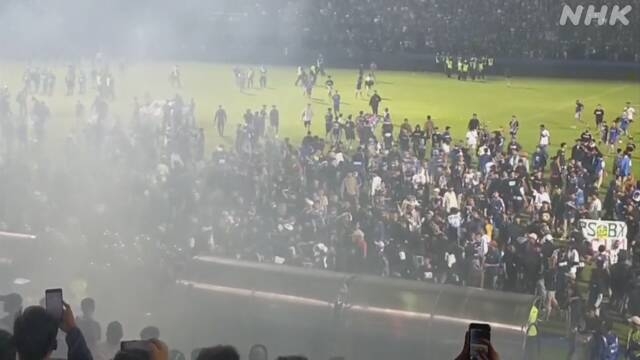 インドネシアのサッカー場で試合後に暴動　127人死亡180人負傷　地元メディア