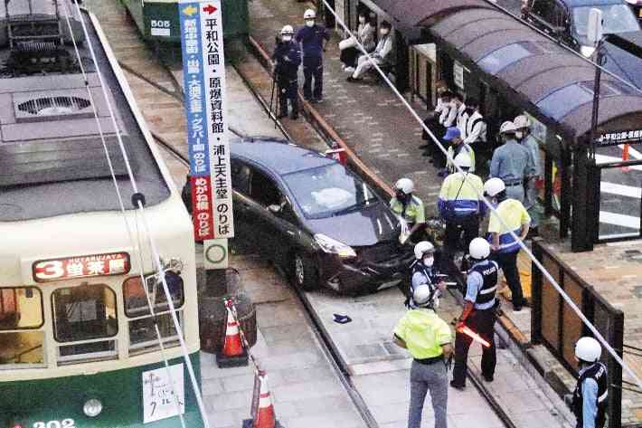 女性運転の車、路面電車の軌道敷内に進入してホーム衝突…現場は一時騒然 : 読売新聞オンライン