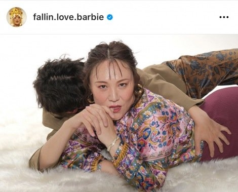 バービー「懲りてません」 夫・つーたんとのラブラブショットに反響「旦那さん絶対イケメン」「壁ドン!笑」