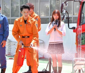 氷を部屋に持参するよう要求、「フロントに取りに来て」の返答に立腹し…客室に放火