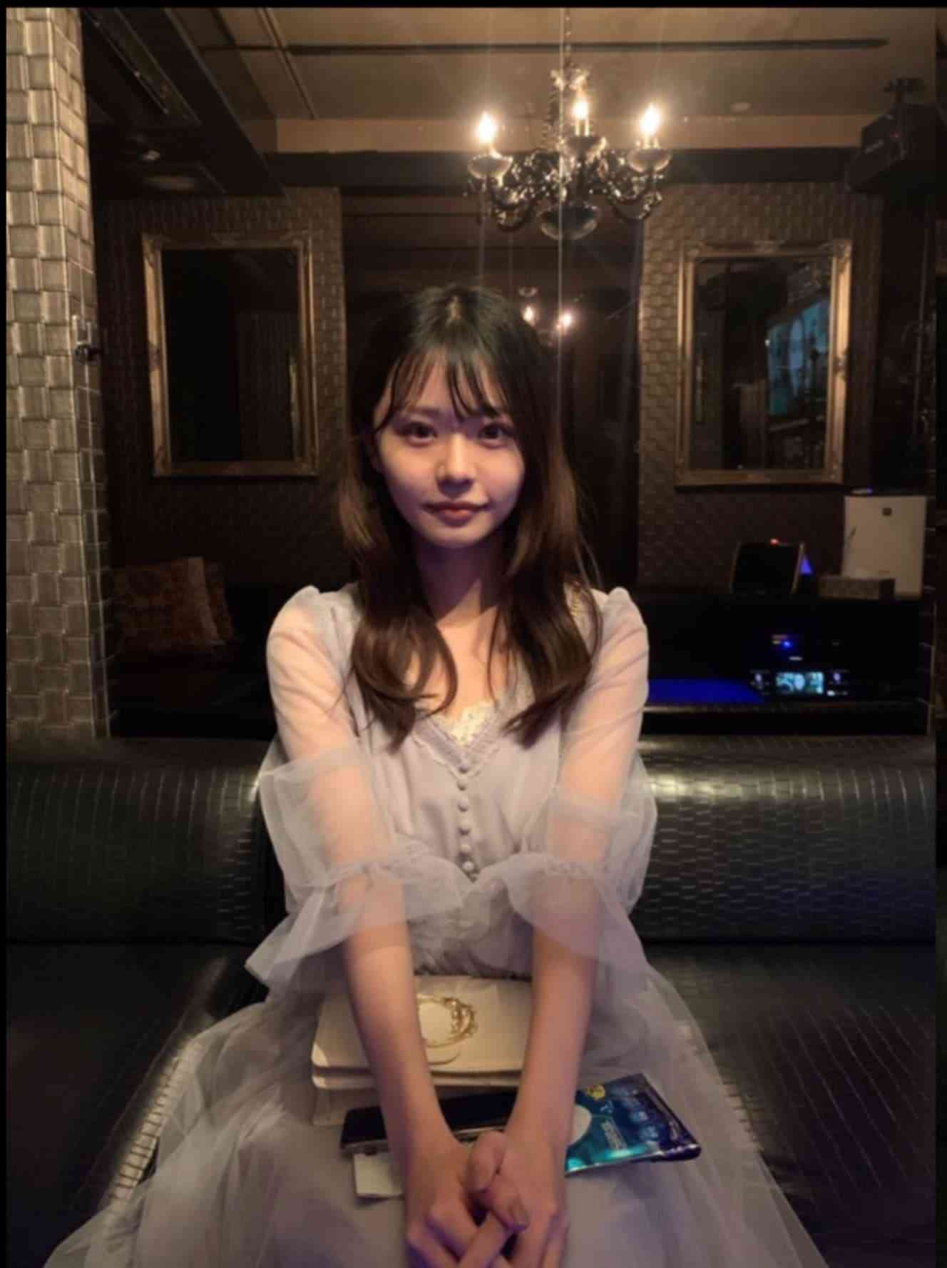 お店で社長にスカウトされ…浅倉唯「ラウンジ嬢時代のドレス写真」